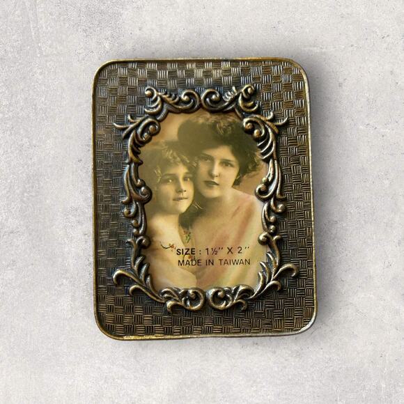 Vintage Metal Floral Miniature Picture Frame - Picture 1 of 4